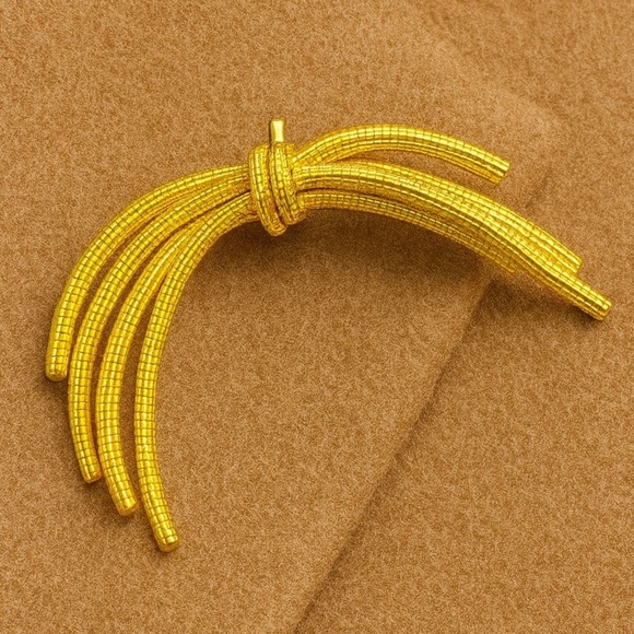 Monet Gold Crest Brooch - Picture 4 of 14